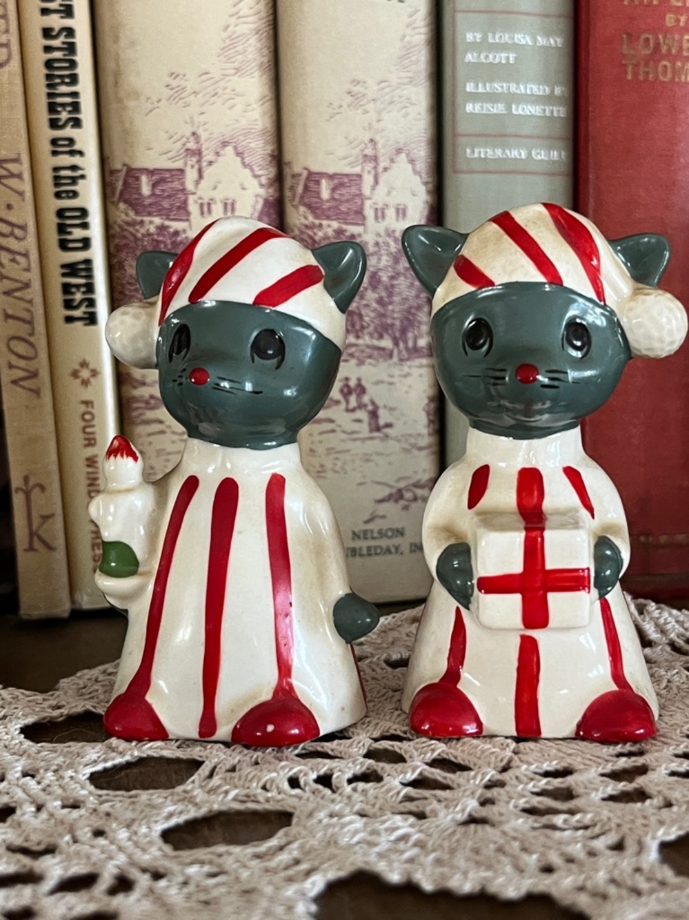 Vintage Inarco Anthropomorphic Cat Salt & Pepper Shakers Ceramic Pajamas Japan